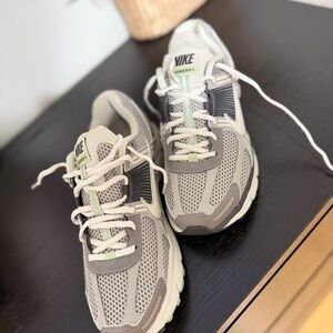 Nike Light Gray and Mint Green Men's/Women's Running Sneakers